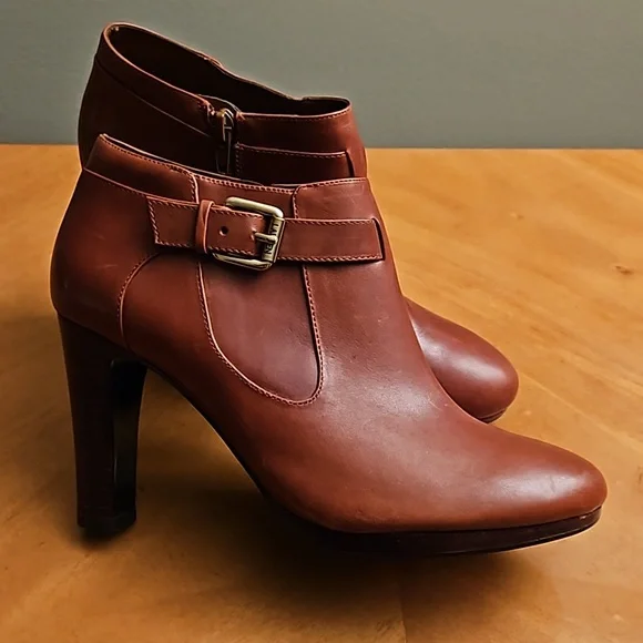 Designer Leather Booties! NWOT. Gorgeous Autumn caramel color. Size 7 1/2 - Picture 8 of 8